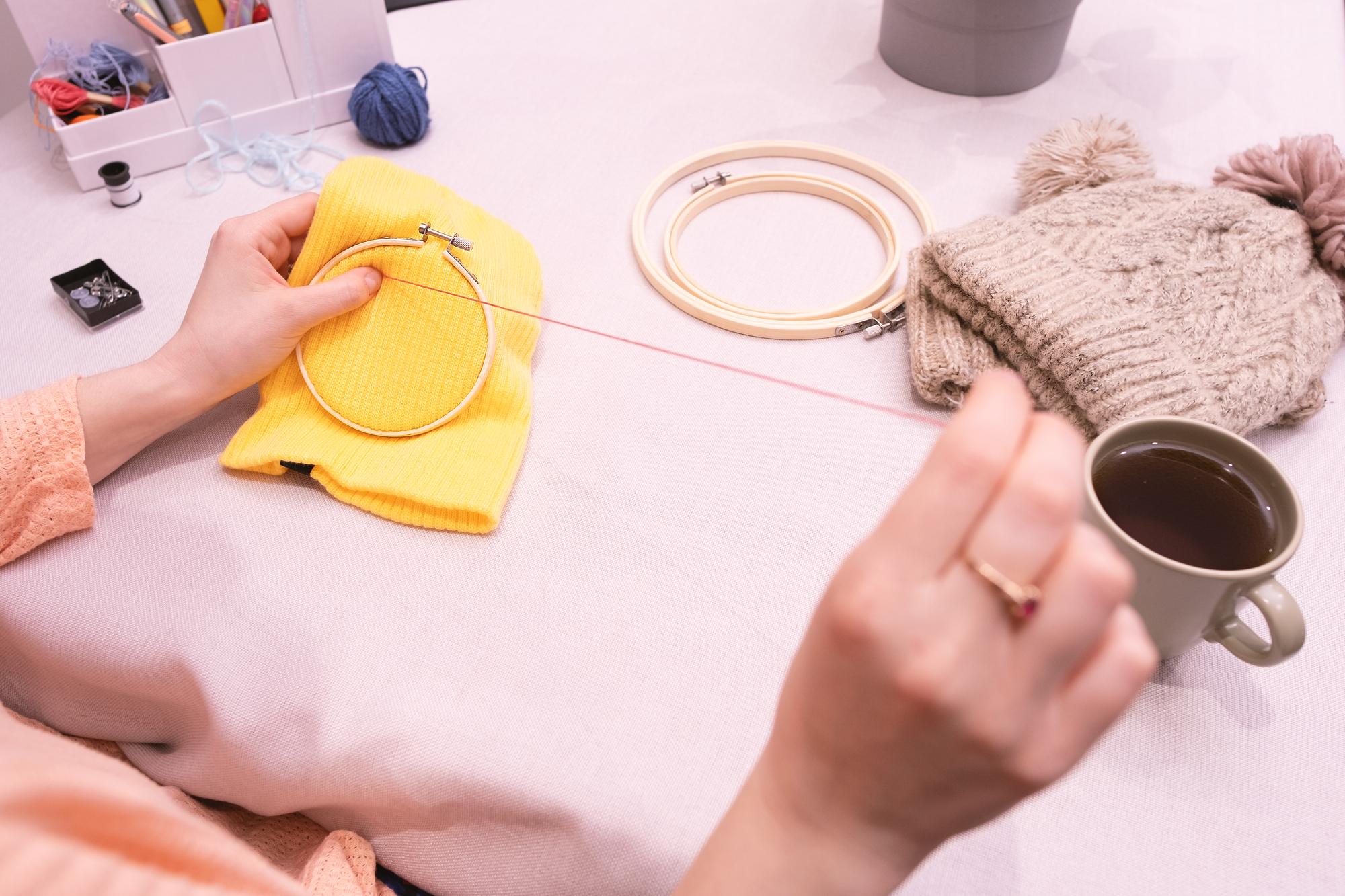 Laboratorio di ricamo con filo e telaio