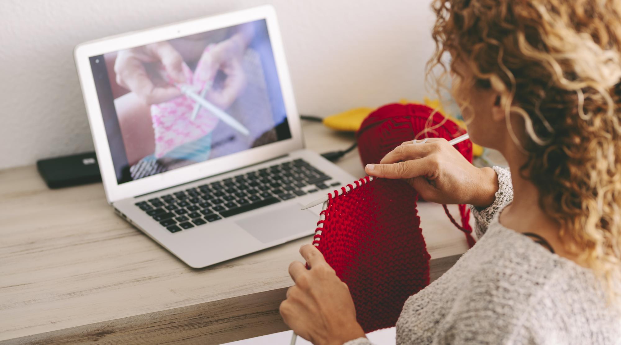 Lezione online con tutor che osserva il lavoro